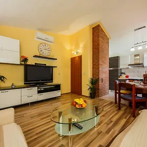 https://curic-apartment.hotels-in-trogir.com